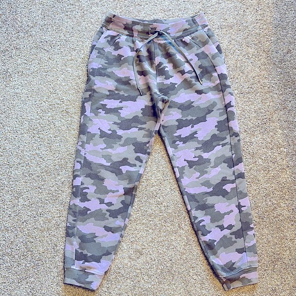 Lululemon Scuba High-Rise Jogger - Picture 3 of 14